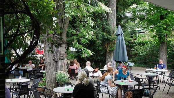 Ganz entspannt, und das schon seit 20 Jahren: Das Café Kiosk im Rosenau-Park ist Treffpunkt für ein buntes Publikum.