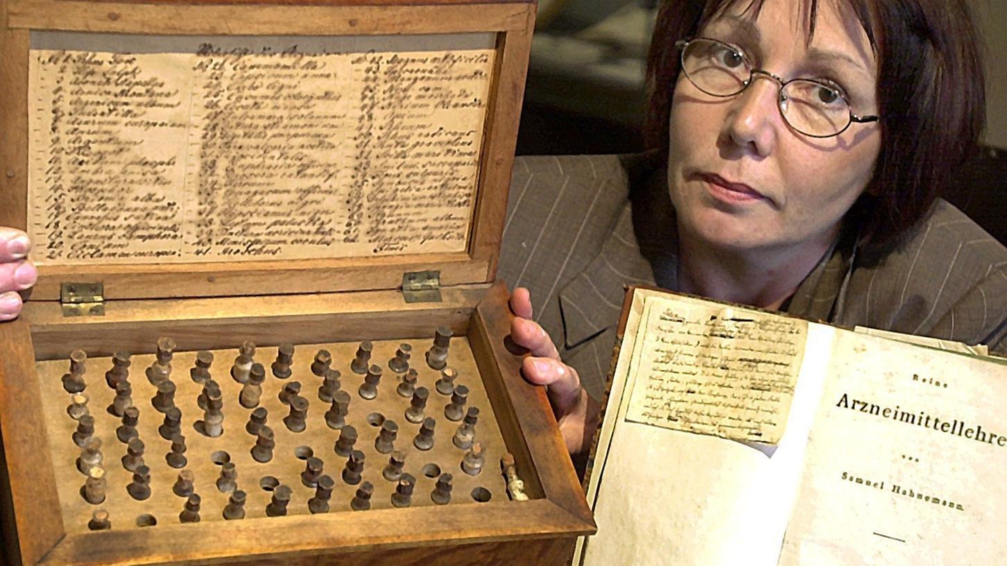 Eine homöpathische Reise-Apotheke aus dem Jahr 1808, präsentiert von der Museumsleiterin Inge Streuber im Historischen Museum Köthen. Eine homöpathische Reise-Apotheke aus dem Jahr 1808, präsentiert von der Museumsleiterin Inge Streuber im Historischen Museum Köthen.