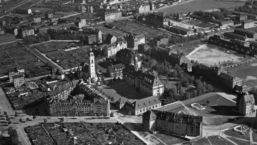 Wie alt die Gemäuer sind, belegen Fotos von damals. Hier eine alte Aufnahme des Hardenberg Gymnasiums um 1930.