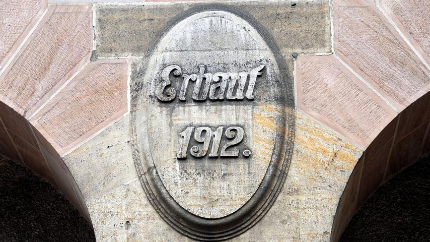 Nur noch dieses Schild weist darauf hin, dass 1912 die damals noch „Kgl. Realschule mit Handelsabteilung“ genannte Institution den Neubau in der Südstadt bezog.