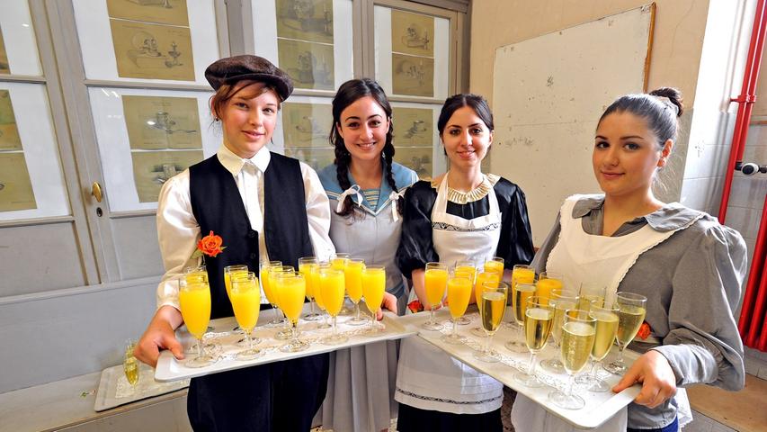 In historischen Kostümen bereiteten die Schüler Johanna, Hilal, Canet und Gamze (von links nach rechts) den Gästen einen Sektempfang.