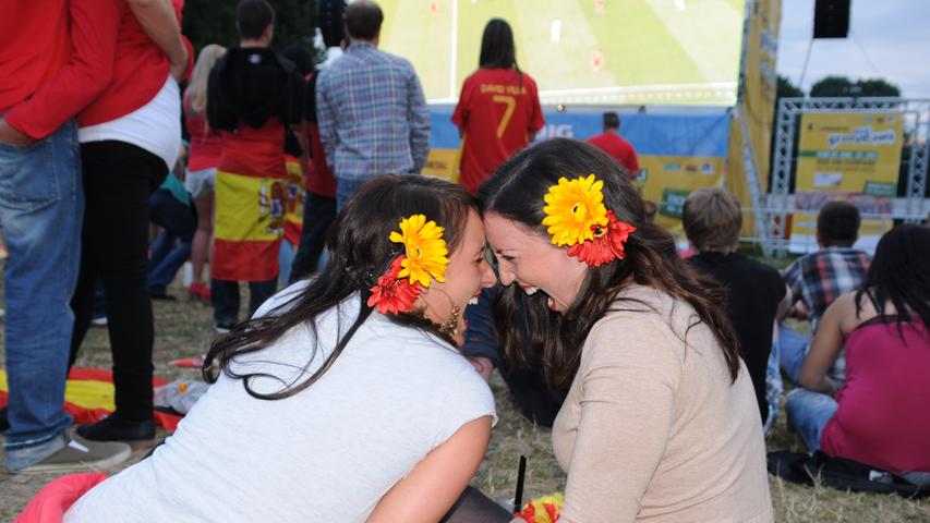 Diandra (24) aus Spanien und Annabell (23) aus Deutschland glauben an ein Finale zwischen Spanien und Deutschland. Aber selbst wenn es dazu kommt: "Egal wer gewinnt, wir werden uns immer lieben!"