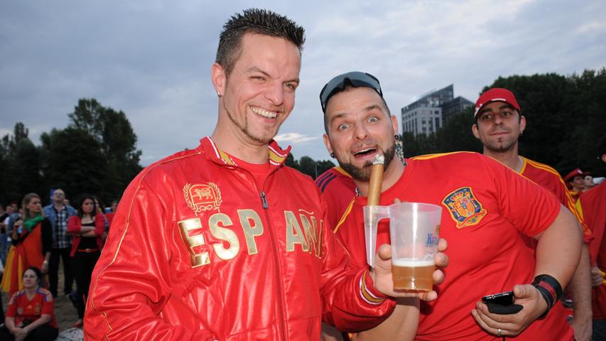 Ramon (34) und Roman (33) haben alles dabei, was ein Spanien-Fan braucht: Bier, Zigarre,...