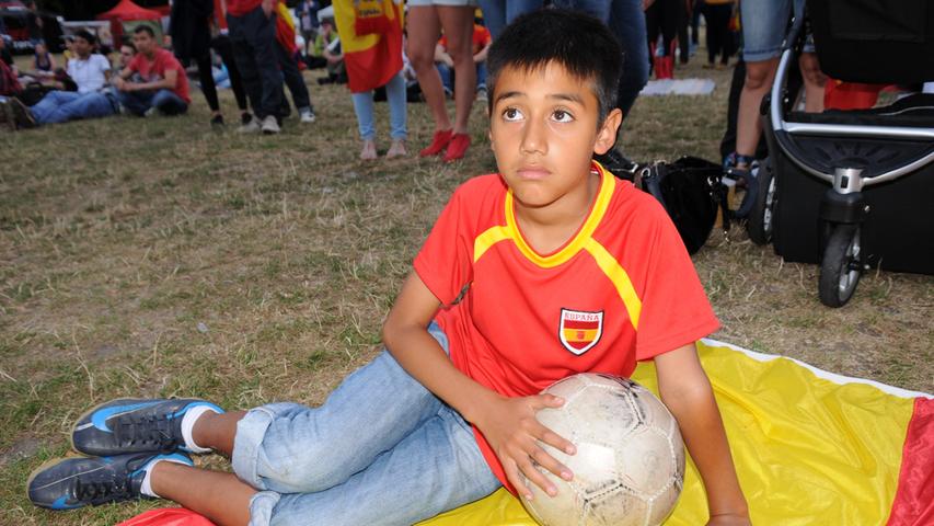 Edison (11) ist trotz Spanien-Shirt ein diplomatischer Sportsmann: "Der Beste soll gewinnen."