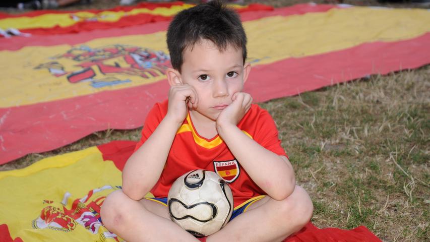 Adrian (4) weiß: "Heute wird Spanien gewinnen". Morgen allerdings wird er mit Italien fiebern - schließlich ist seine Mutter Italienerin.
