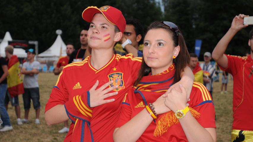 Ähnlich ist es bei Laura (22) und der "vollblütigen Spanierin" Sara (19). Wer gewinnt? "Spanien, Spanien, Spanien!!!"
