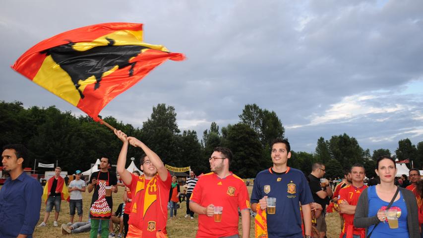Robin (19), Ricky (21) und Dani (21) sind sich einig: Spanien wird Europameister.