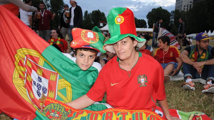 Fadima (47) und Sohn Gabriel (12) wissen bereits, wie das Spiel enden wird: Portugal gewinnt glasklar 2:0 gegen Spanien.