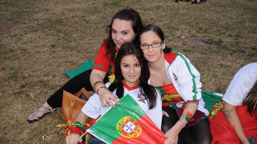 Diese drei Damen sind sich einig: Vanessa (22), Vanessa (15) und Tanja (20) sind für Portugal, ebenso wie...