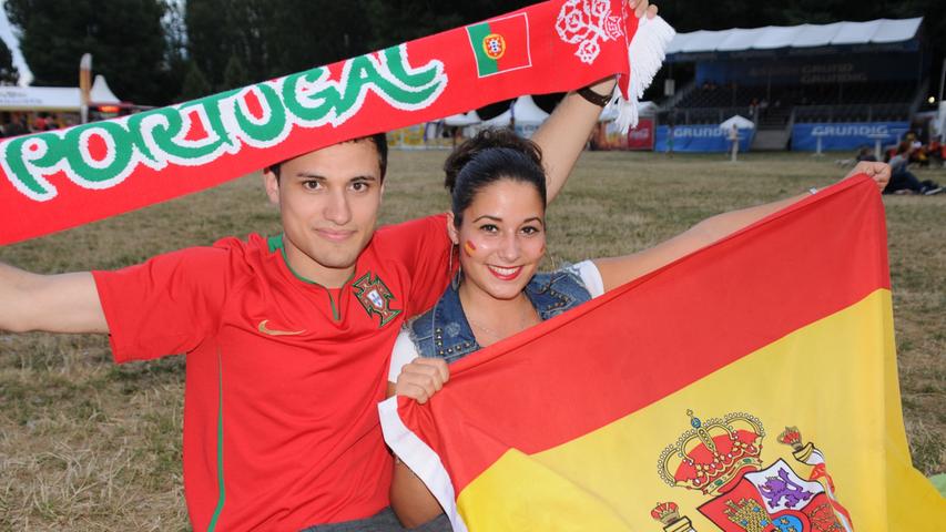 Gemischte Gefühle bei Daniel und Rebbecca: Er feuert Portugal an, während ihr Herz für Spanien schlägt.