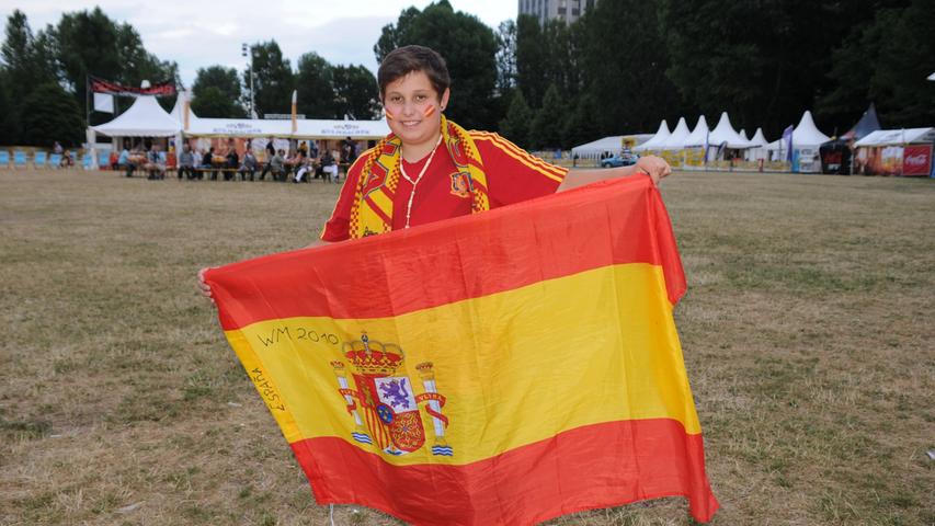 Der 17-jährige Marko ist zwar in Deutschland geboren, hält aber - unschwer zu erkennen - die spanische Flagge hoch. Er hofft auf einen Sieg der Rot-Gelben.