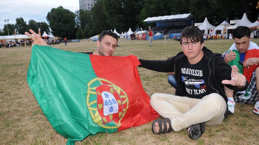 Haydil (links) hofft ebenfalls auf einen Sieg Portugals, Ali (rechts) ist für Spanien.