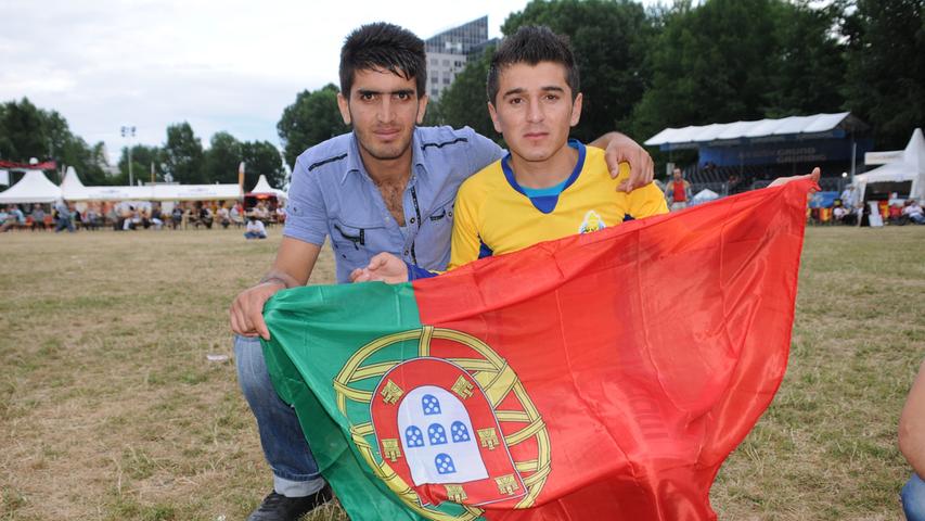 Auch Tareg (links) kommt aus dem Irak, lebt und liebt aber Deutschland. Sein Freund Kalli drückt Portugal die Daumen.