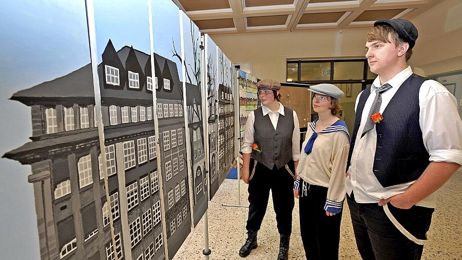 In historischen Kostümen präsentierten sich Hardenberg-Schüler hundert Jahre nach dem Bau ihres Schulgebäudes, das im Bild als Teil einer Ausstellung der Fachschaft Kunst zu sehen ist. In historischen Kostümen präsentierten sich Hardenberg-Schüler hundert Jahre nach dem Bau ihres Schulgebäudes, das im Bild als Teil einer Ausstellung der Fachschaft Kunst zu sehen ist.