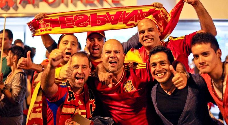 Daumen hoch: Die spanische Mannschaft steht im EM-Finale. Vom Sieg sind diese Jungs offensichtlich ziemlich überzeugt.