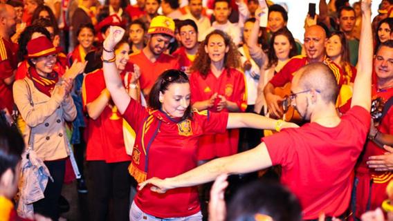 Viva España! Spaniens Fans feiern den Einzug ins EM-Finale