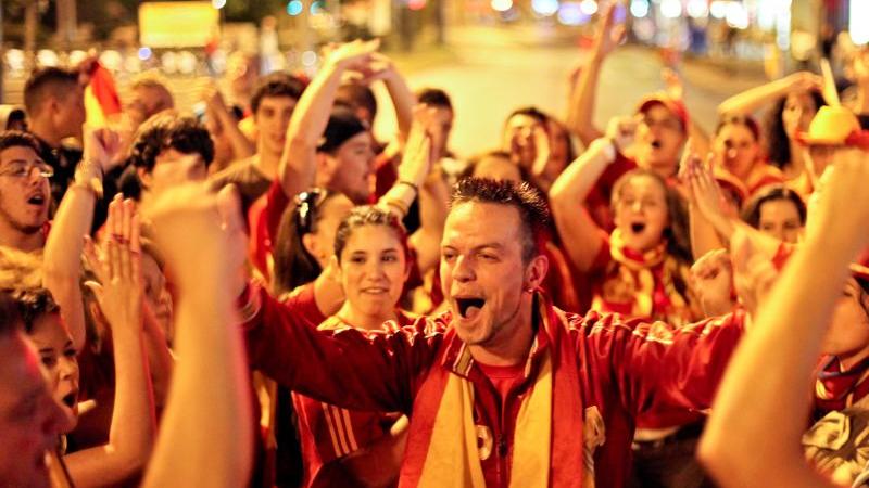 Was Deutsche und Italiener können, können Spanier schon lange: Siege feiern am Plärrer. Das Halbfinale gegen Portugal war zwar ein hartes Stück Arbeit, nach dem Triumph im Elfmeterschießen machten die Fans dann aber die Nacht zum Tag.