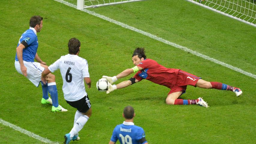 Gegen die italienische Abwehr erspielte sich Deutschland zunächst überraschend viele Chancen und war die klar bestimmende Mannschaft. Doch Gianluigi Buffon war immer rechtzeitig zur Stelle.