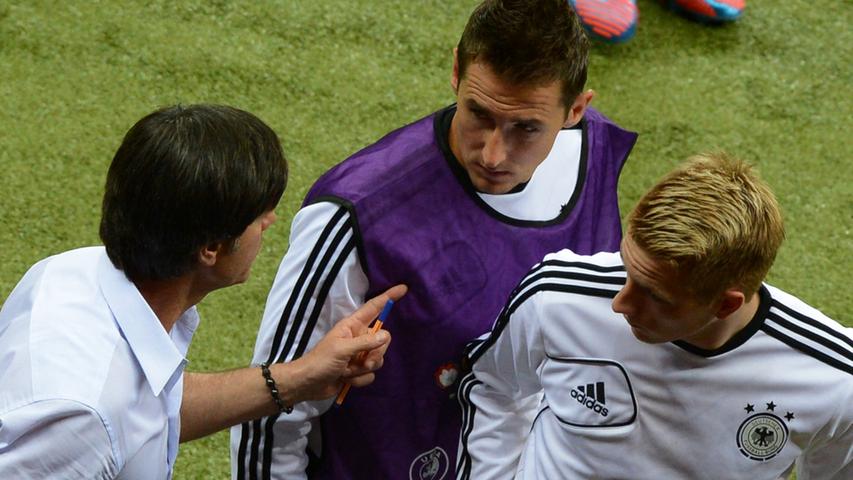 0:2 zur Pause, Bundestrainer Joachim Löw musste sein gescheitertes Konzept ändern. Zur zweiten Halbzeit brachte er Klose für Gomez und Reus für Podolski.