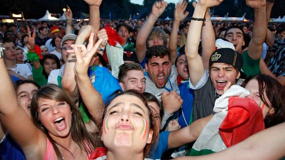 Nach 1:2 im Halbfinale: Im Fanpark feiern nur die Italiener