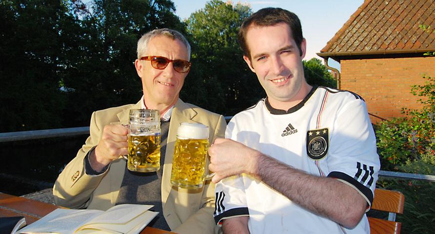 Stammgast Jörg (links im Bild) liebt das Reiseland Irland und die irische Kultur. Deshalb besucht er seit zehn Jahren regelmäßig den Irish Pub O Shea's im Nürnberger Wepennest. „Ich komme gerne her, um Guinness zu trinken“, sagt der 60-Jährige, obwohl er sich an diesem Tag für ein helles Augustiner-Bräu entschieden hat. „Das ist das beste Bier in Bayern“, sagt der Münchner, der zwischen Nürnberg und der bayerischen Hauptstadt pendelt. Bei schönem Wetter sitzt er am liebsten im Biergarten des O Shea's direkt am idyllischen Pegnitzufer. „Ich finde es einfach wunderschön hier“, sagt Jörg. Außerdem seien die überwiegend irischen Bedienungen sehr nett und freundlich – so wie Matthew, der seit sechs Jahren im O Shea's arbeitet und mit seinem Stammgast auf den schönen Sommerabend anstößt.