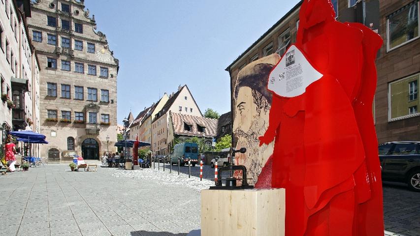 Drei der sieben Skulpturen stehen in der Burgstraße, die anderen sind im ganzen Burgviertel verstreut. Hier finden Sie zwei Bildergalerien und ein Video vom "Making-of" der Skulpturen.