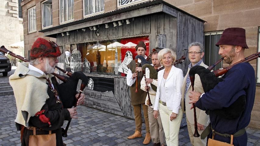 Mehrere Tage standen die Skulpturen der Freiluftausstellung "Dürers Nachbarschaft" und ein mechanisches Theater verpackt im Burgviertel herum. Nun haben sie Kulturreferentin Julia Lehner und Andreas Radlmaier feierlich mit Dudelsackmusik enthüllt.