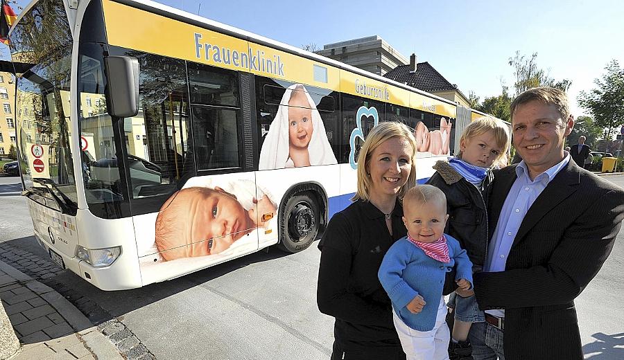 Baby-Bus fährt durch die Stadt