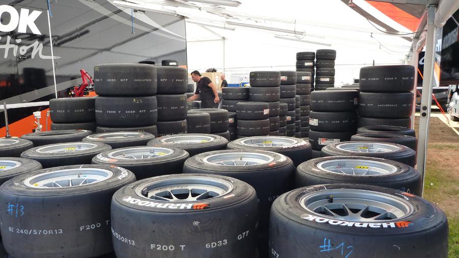 Am Freitag lagen die Reifen noch unverbraucht in den Teamgaragen. Am Wochenende geben die Rennfahrer sicher genug Gummi, um den einen oder anderen Reifenwechsel notwendig zu machen.