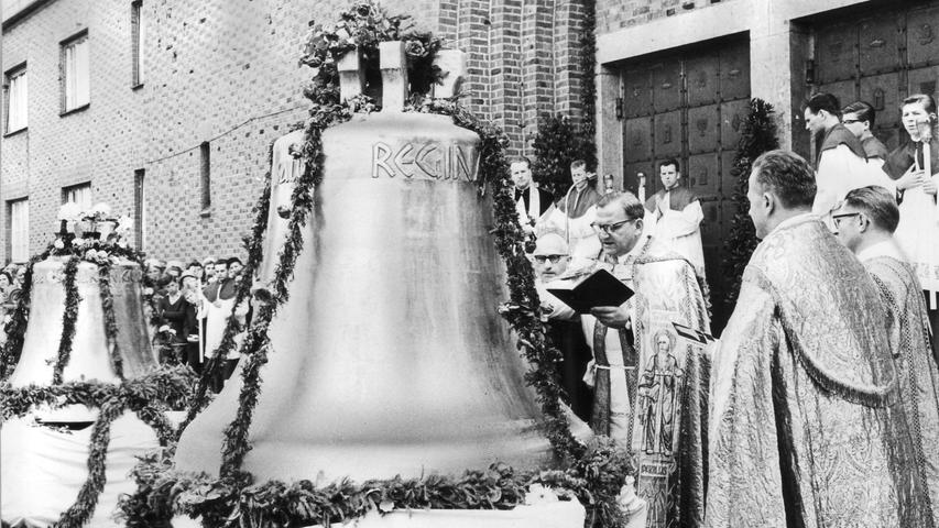 Kupfern erglänzten sie im Sonnenschein vor dem Portal von St. Kunigund: drei neue Glocken wurden von der Gemeinde empfangen und gestern von Domkapitular Martin Wiesend feierlich geweiht. (zum Artikel "Rufer für den Frieden")