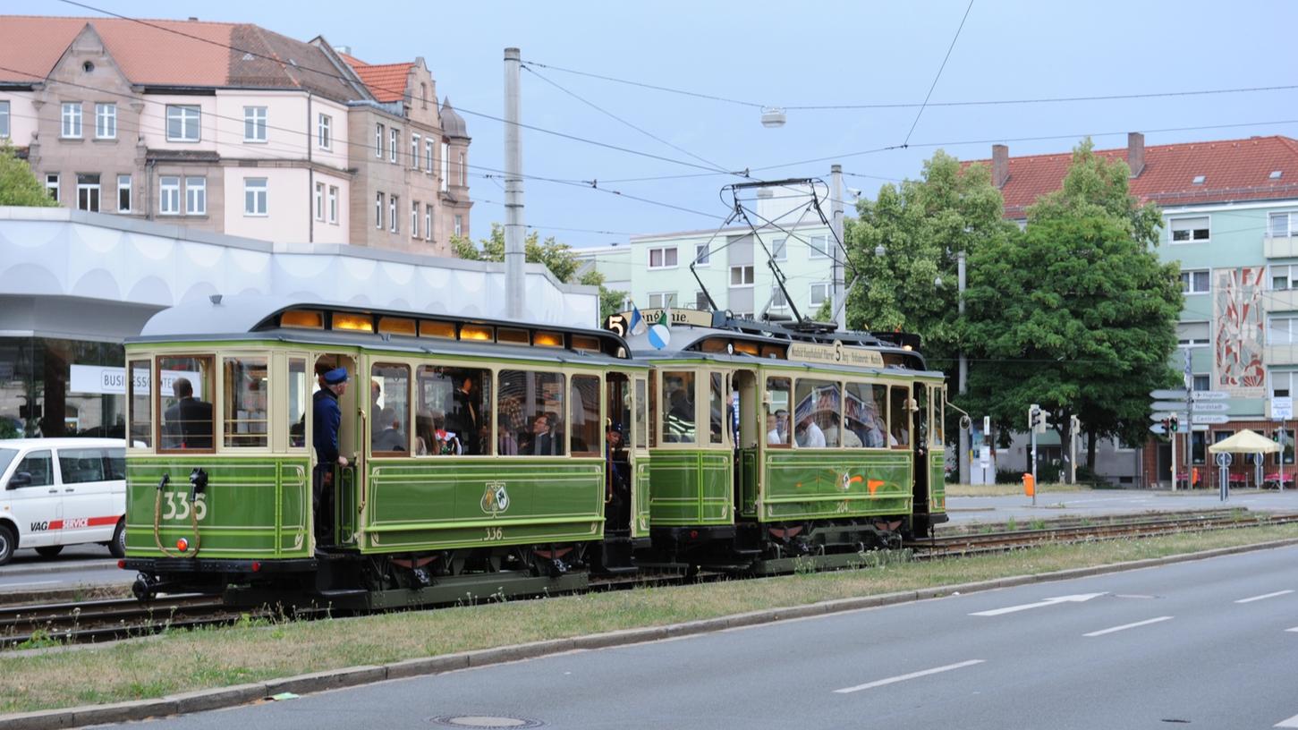 Hier ist der Jugendstilwagen 336 hinter dem Triebwagen 204 bei seiner erstmaligen Präsentation am 28. Juni 2012 zu sehen.