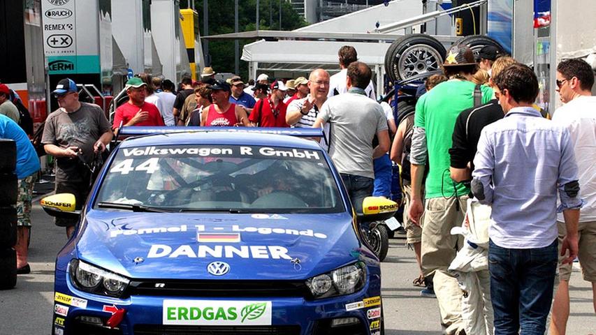 Formel-1-Legende Christian Danner bevorzugt derweil ein anderes Fortbewegungsmittel. Er ist fährt beim VW Scirocco Cup mit.