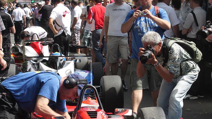 Kein Wunder, dass die Fans Erinnerungsfotos machen. Wer weiß, vielleicht hat man gerade eben einen zukünftigen Formel-1-Champ vor sich.