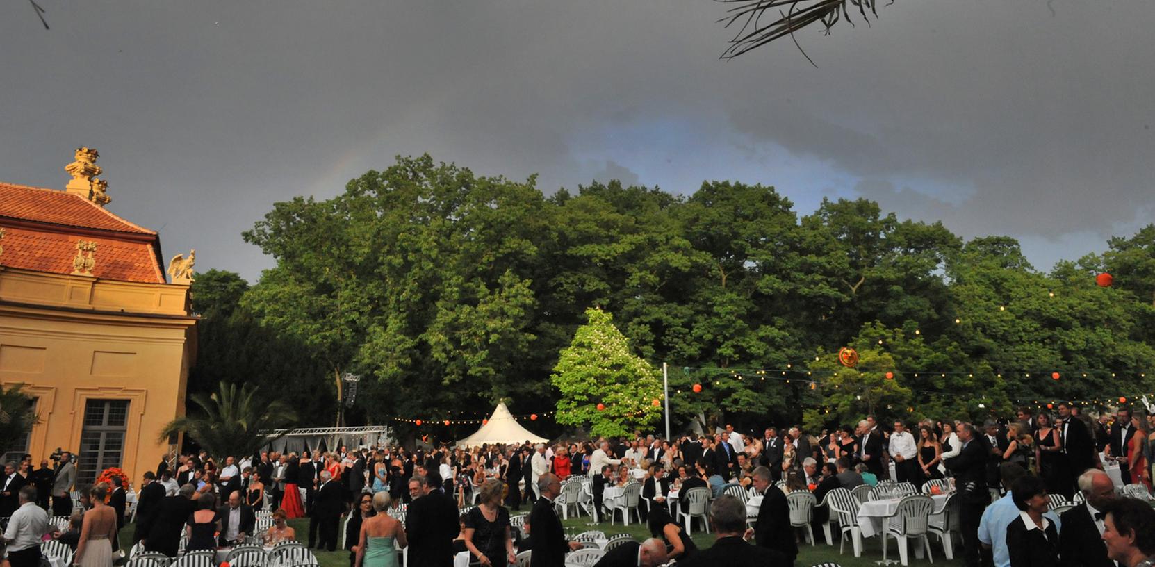 Schwarze Wolken brauten sich am Abend über dem Schlossgarten zusammen.