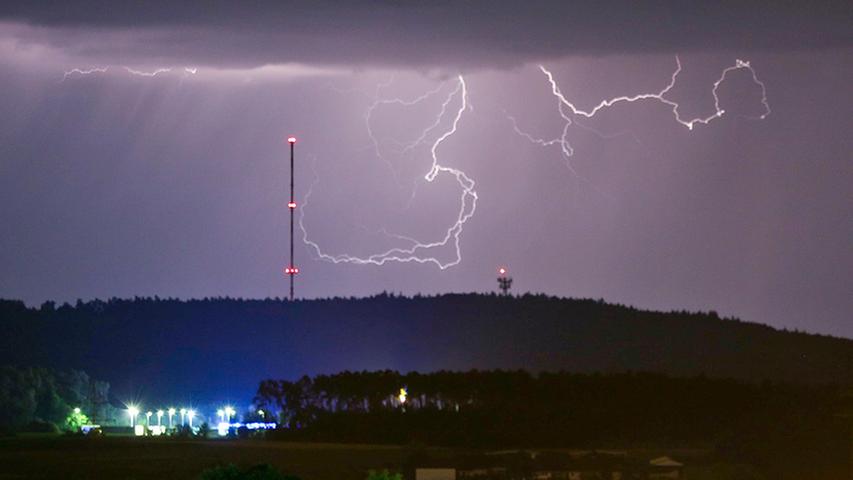 Blitze zucken: Nicht nur der Heidenberger Sportplatz sorgte an diesem Abend für Licht in Kammerstein.