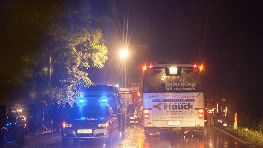 Um den Campinplatz zu evakuieren, übernahm die örtliche Feuerwehr die Verkehrsleitung.