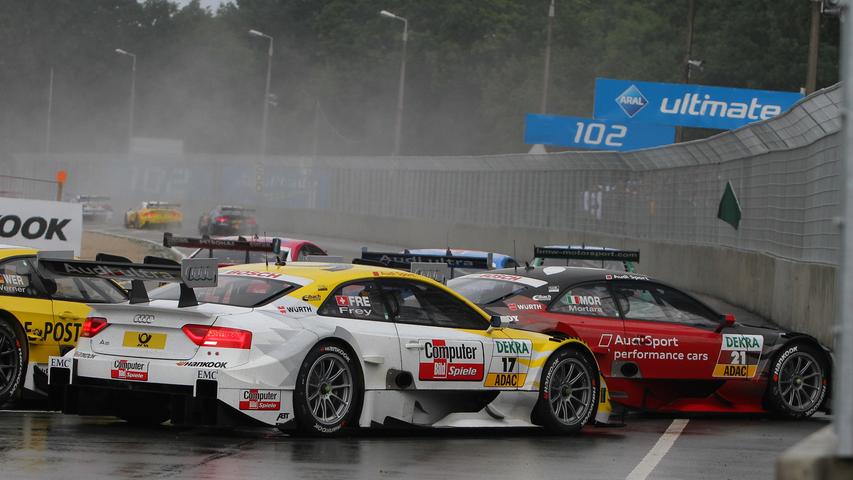 Stau bei der DTM: Edoardo Mortara (roter Audi) verbremste sich und blockierte die nachfolgenden Fahrer, unter anderem Rahel Frey.