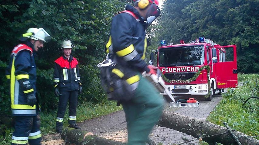 Im Landkreis Forchheim kam die Freiwillige Feuerwehr Thuisbrunn zum Einsatz, die mit ihrem neuen Löschfahrzeug anrückten, um umgestürzte Bäume aus dem Weg zu räumen.