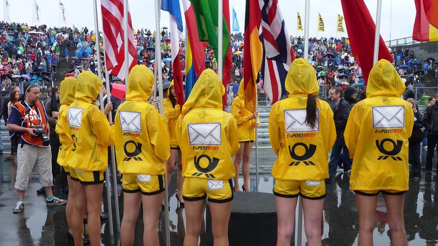 Vor allem zum Leidwesen der männlichen Fans an der Strecke trugen die Grid-Girls dieses Mal keine knappen Outfits, sondern schützten sich mit Jacken vor dem Regen.