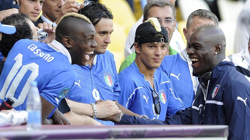Vor dem Spiel scherzte Mario Balotelli, Italiens Doppeltorschütze gegen Deutschland, noch mit seinem Bruder Enoch, offensichtlich ein Fan von Antonio Cassano.