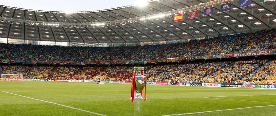 Um diesen Pokal ging es: Der Coupe Henri Delaunay stand vor dem Einlaufen der Mannschaften schon griffbereit im Olympiastadion in Kiew.