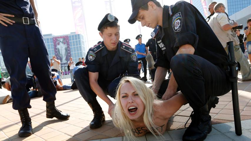 Vor dem Olympiastadion in Kiew protestierten Aktivistinnen der Gruppe FEMEN gegen die Einladung des weißrussischen Machthaber Alexander Lukaschenko zum EM-Finale. Sie kritisierten die UEFA, die die Anwesenheit des Despoten toleriere. Ukrainische Polizisten führten die Aktivistinnen ab.
