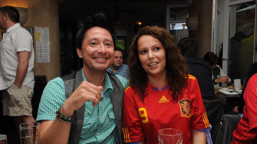David (31, links) ist Deutscher und hat ganz andere Gründe, warum er für Spanien ist. Schmunzelnd meint er: "Die Spanier sollen unsere Halbfinalniederlage rächen." Seine Freundin Mercedes (25) ist halb Spanierin, halb Italienerin. Ihr Herz schlägt aber für Spanien.