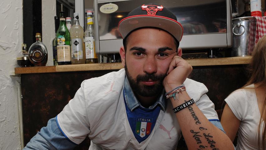 Das Gesicht vom 24-jährigen Tifosi Michele Briamonte spricht Bände. Seine Devise: "Die Hoffnung stirbt zuletzt."