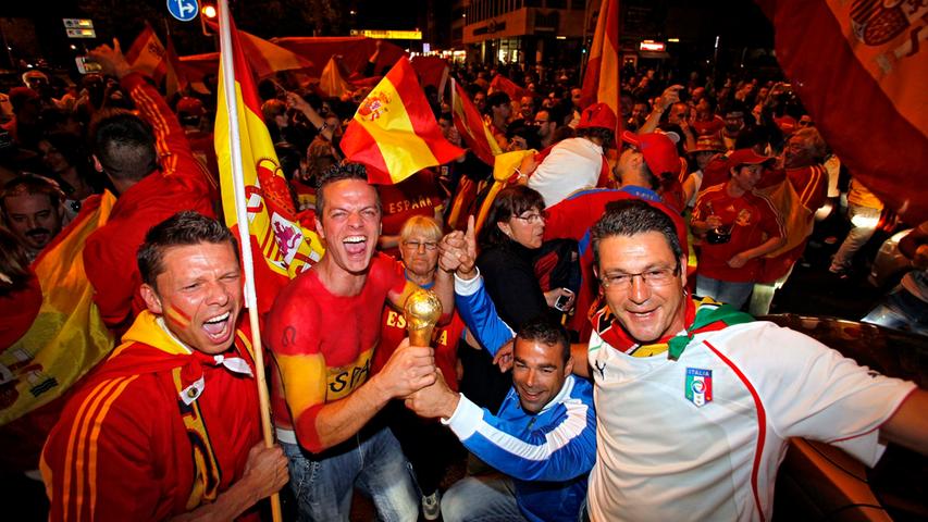 Unter die Spanier mischten sich auch etliche italienische Fans, die trotz der Niederlage einfach mitfeierten.