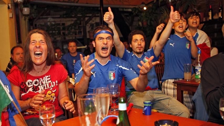 Was dem einen seine Freud', ist dem anderen sein Leid: Die Nerven der italienischen Fans sind gegen Ende der ersten Halbzeit aufgerieben.