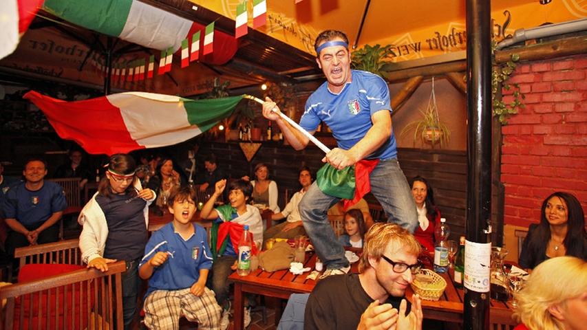 Aber auch die Italiener sind vor dem Spiel voller Euphorie. Selbstbewusst wird im La Locanda in der Austraße die italienische Fahne geschwungen.