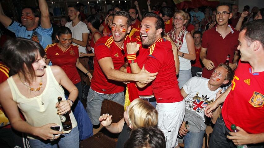 Die Spanien-Fans im Centro Galego toben vor Freude - jetzt geht's raus zum Plärrer...