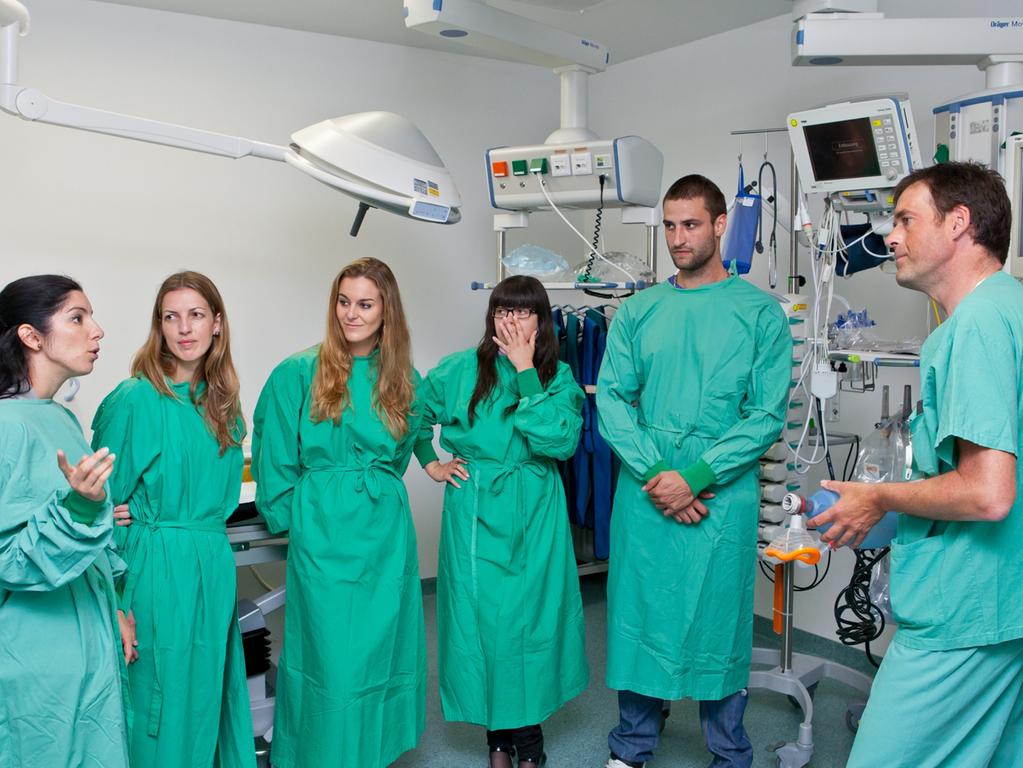 Spanische Pflegekrafte Haben Sich In Erlangen Gut Eingelebt