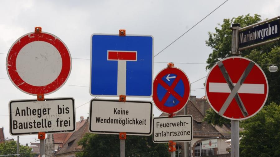 Zu viele Schilder sind eher hinderlich als förderlich (hier ein Archivbild aus Nürnberg). In Pilsach will der Gemeinderat Schilder und  Wegweiser neu ordnen.